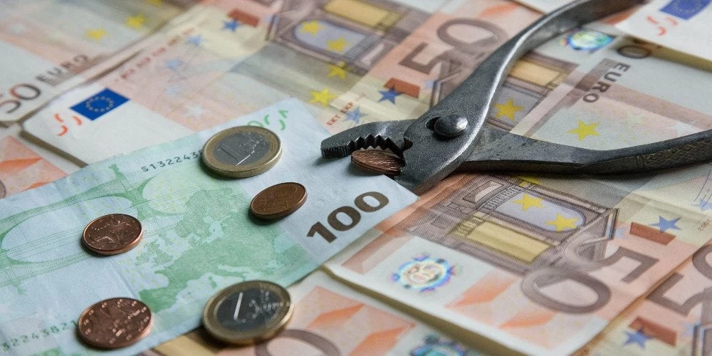 Κατασχέσεις… εξπρές για χρέη σε ΔΕΚΟ και τράπεζες